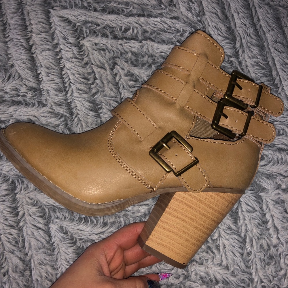 Nude ankle booties👠